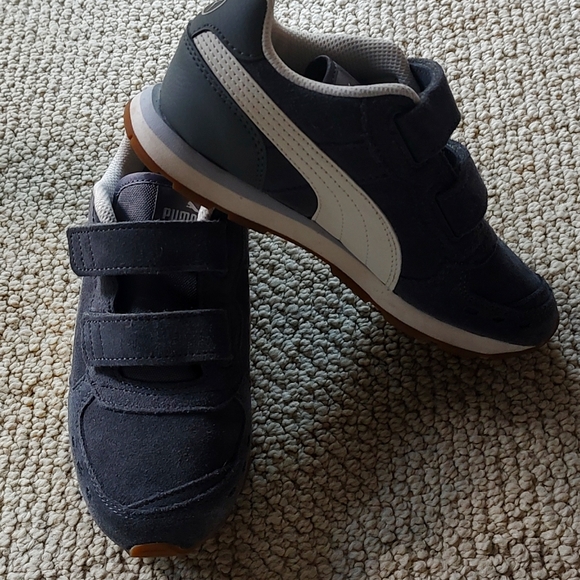 Kids Puma sneakers, size 1, grey suede - Picture 2 of 5